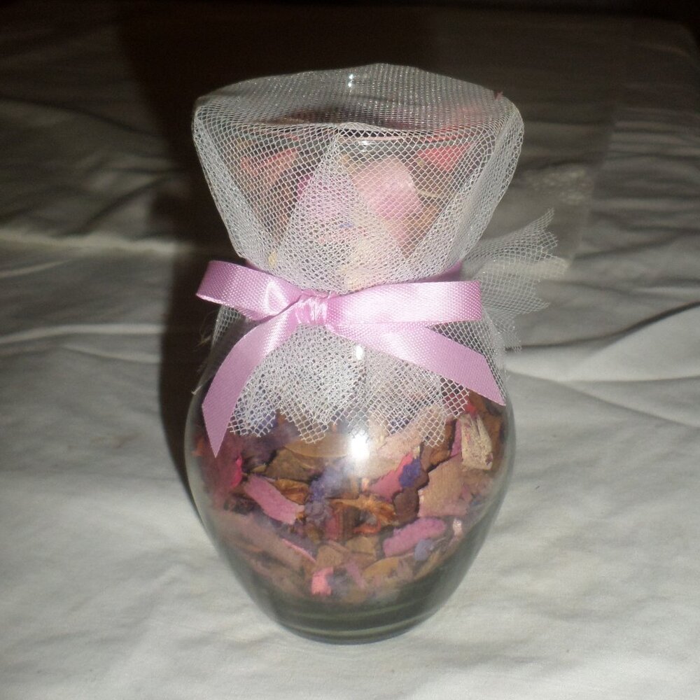 POTPOURRI Subtle floral scent in 5" clear glass vase with pink-tied netting